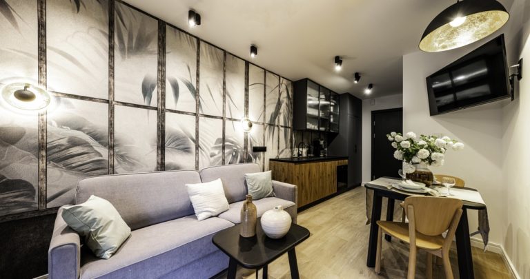 Jak stylowo urządzić salon z aneksem kuchennym?