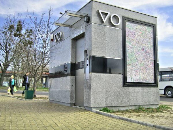 Jak skutecznie rozwiązać problem braku sanitariatów w centrach miast? kompleksowe podejście do infrastruktury miejskiej